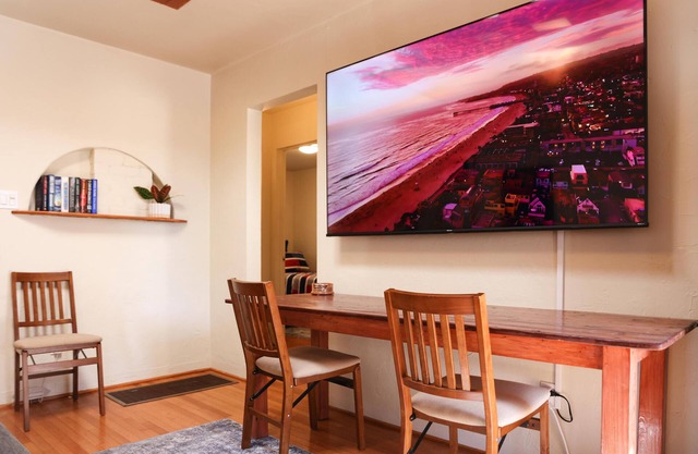 Charming Coastal Cottage, Steps 2 Beach, Pets OK