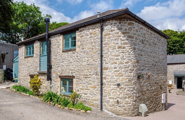 Charming Cornish cottage with shared pool/hot tub, sleeps 6, nr Falmouth