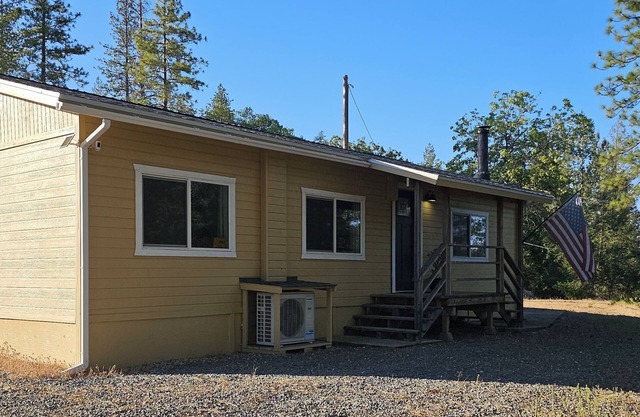 Charming cottage at Boondok Farms in lovely Colfax