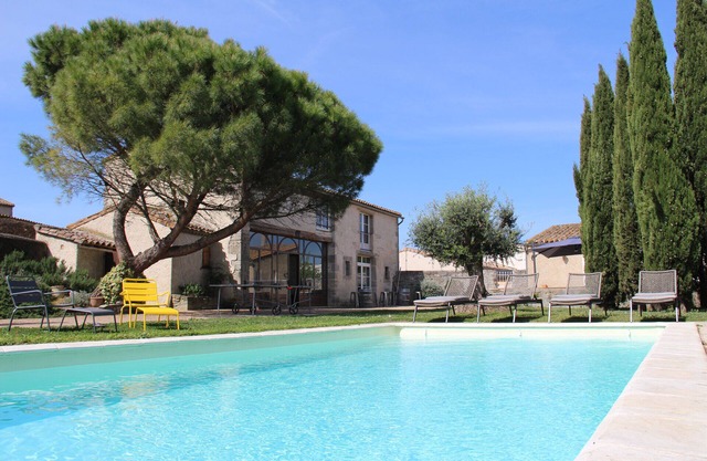 Charming cottage for 15 people, heated swimming pool, near Carcassonne.