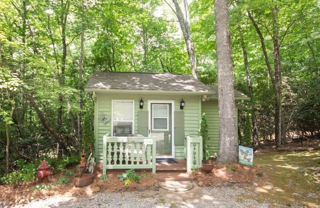 Charming Cottage Getaway with Hot Tub & Fire Pit
