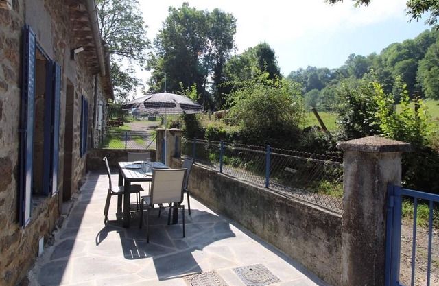 Charming Cottage in Auvergne's Volcanic Park – Fireplace, Terrace, Near Hiking & Skiing