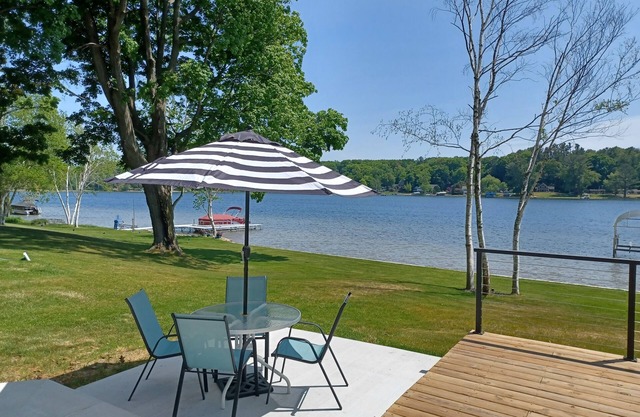 Charming Cottage on Stony Lake in Shelby, Michigan with AC, WiFi