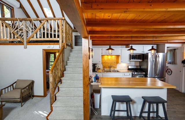 Charming cottage on 5 acres! Whispering Pines