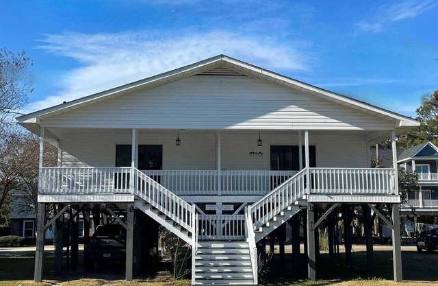 Charming cottage in beautiful Surfside Beach! 1 Block from the beach!