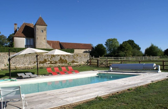 Charming Cottage with Pool and Garden in Tronçais Forest