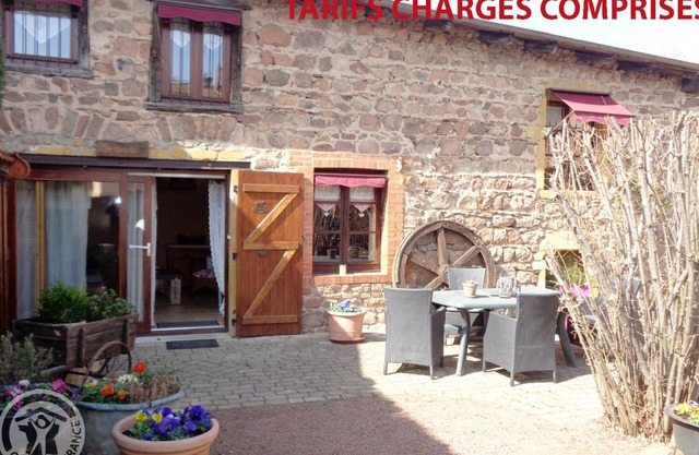 Charming Cottage with Garden, Fireplace, and Modern Amenities near Cublize Leisure Base