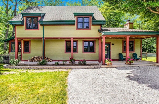 Charming country cottage with screened porch, large yard, fireplace, & WiFi
