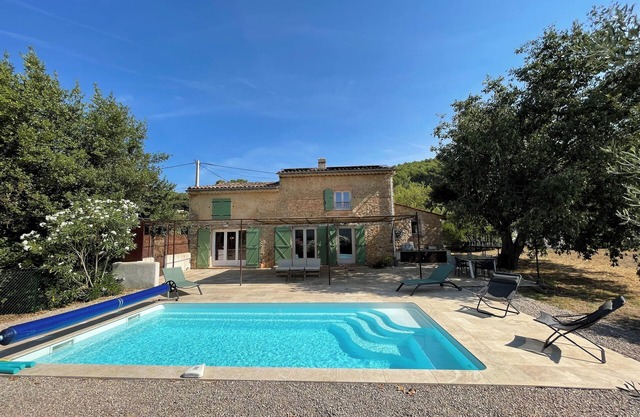 Charming country house with swimming pool, in a peaceful setting to recharge your batteries!