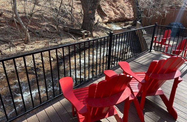 Charming Creekside Cabin Walk to Downtown Manitou – Ideal Retreat!nnnnnnnnnnnnnn