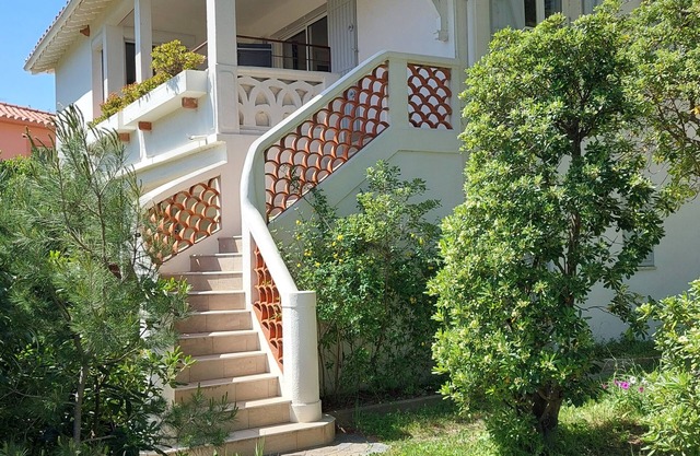 Charming detached villa 20m from the beach with large terrace and sea view
