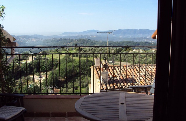 Charming duplex with terrace and panoramic view in the heart of the village