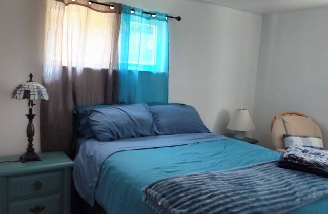 Charming European style 2-bedroom house in beautiful Pittsburgh with AC, wi-fi