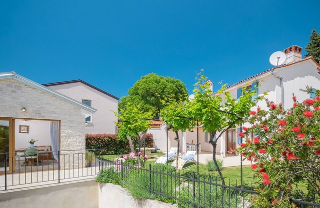 Charming Family And Pet-Friendly Home which Offers You Really Nice Accommodation