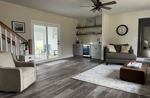 Charming farmhouse with 4 bedrooms, indoor pool, WiFi and AC in soothing Otsego