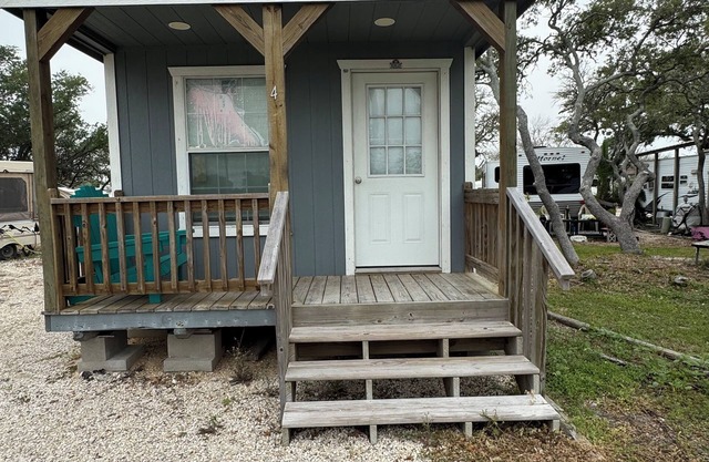 Charming Fishing Cabin with AC and WiFi in beautiful Port O'Connor