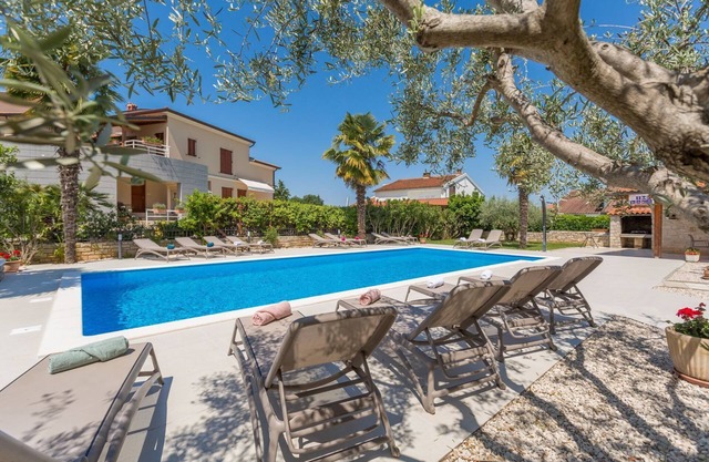 Charming flat just 800 metres from the beach with pool, barbecue area, washing machine