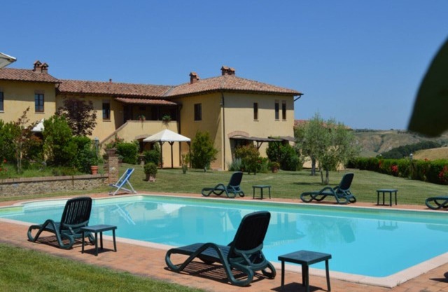 Charming flat with pool surrounded by nature