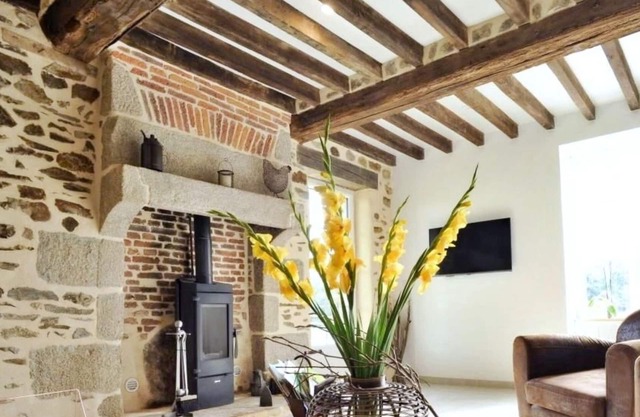 Charming Countryside Getaway-3BR, Fireplace, Fibre WiFi, Near River & Trails
