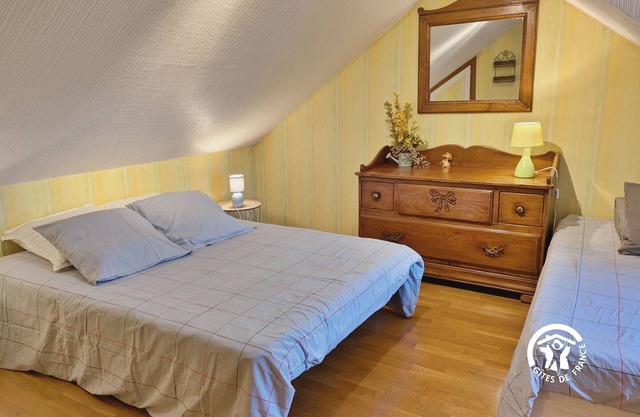 Charming Lakeside Cottage with Fishing, Hiking, and Family Activities