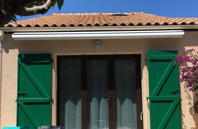 Charming fully-equipped house* in residence with swimming pool