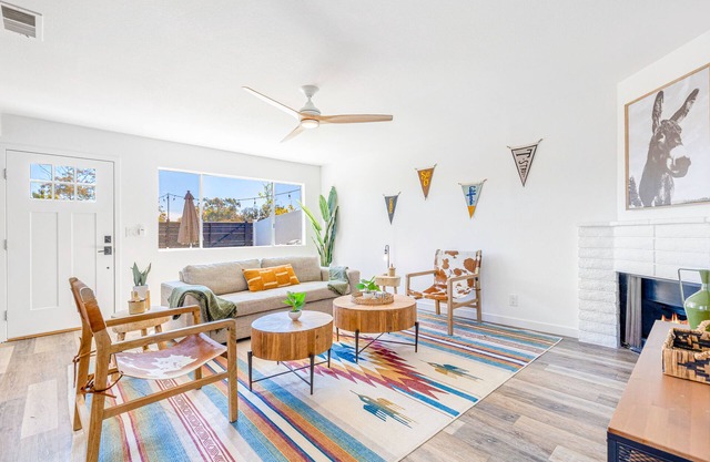 Charming gem near the beach with large backyard, cornhole, fast WiFi & grill