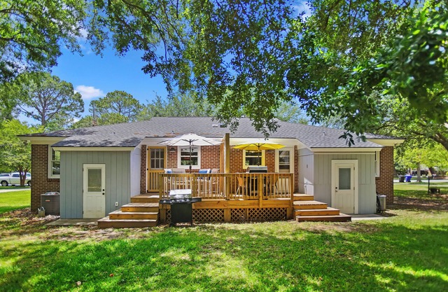 Charming Getaway 5 Min To Beach, Big Yard, Pet Friendly