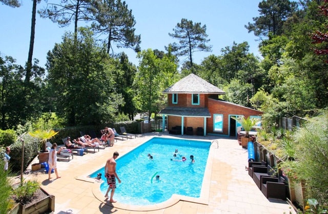 Charming gite for 2 to 4 people with swimming pool and jacuzzi. Dogs welcome.