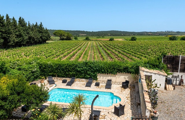 Charming gite, heated pool, in a winegrowing estate 30 minutes from the sea.
