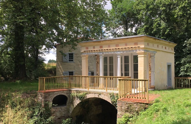 Charming gîte in a water mill with spa in the heart of a historic garden.