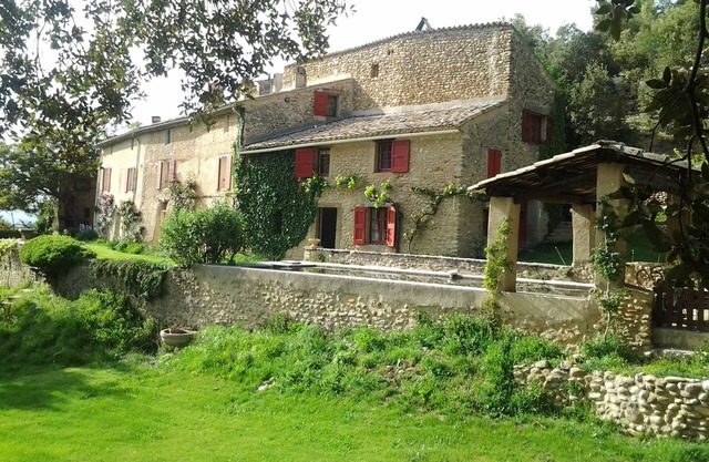 Charming gîte with swimming pool and tennis court in the heart of nature, La Marjolaine