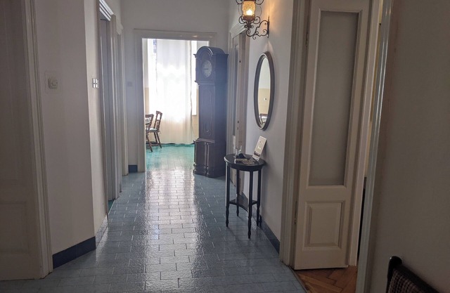 Charming Heritage Apartment Walking Distance to the Beach