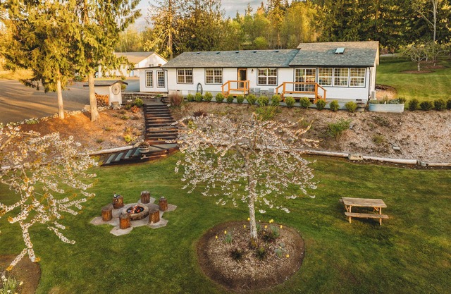 Charming Hilltop Getaway - Valley and Water Views