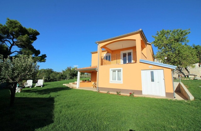 Charming holiday home with sea view, 2 bicycles, barbecue, deckchair, private balcony