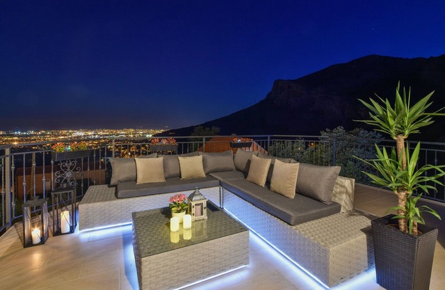 Charming Holiday House with pool