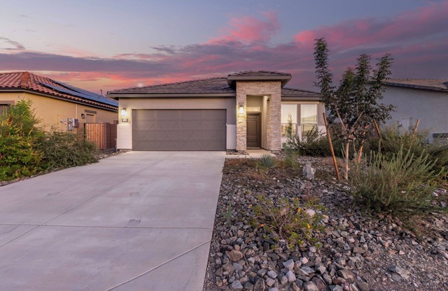 Charming Home in Goodyear- Firepit/BBQ/Putting