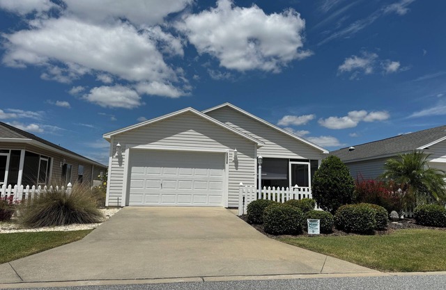 Charming Home in The Villages - Golf Cart & BBQ - Near Brownwood Paddock Park