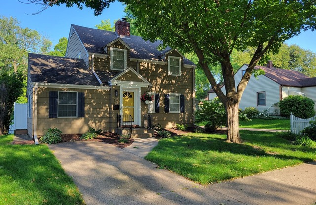 Charming home, quiet neighborhoodn< 2mi to Shattuck, game room, deck