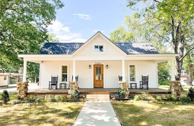 Charming Home w/Grill and Firepit