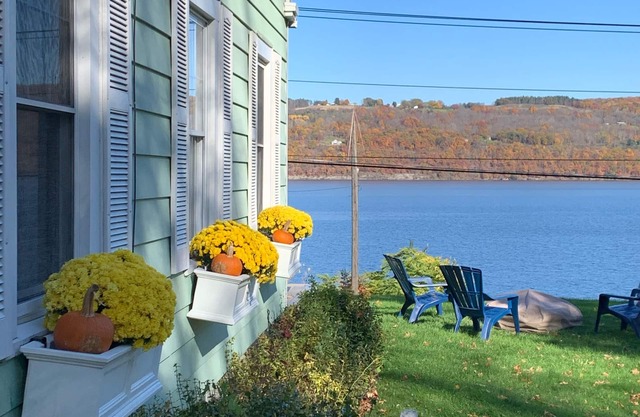 Charming home with stunning lake views!