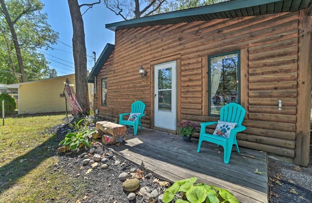 Charming Houghton Lake Cottage with Backyard!