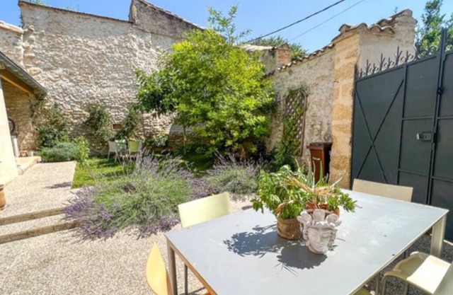 Charming house, a stone's throw from the river in the center of Collias