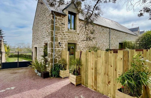 Charming house in Montfarville, pets welcome and parking included