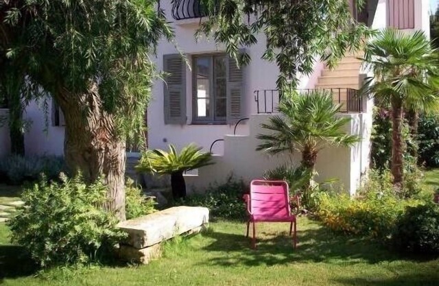 Charming house in the heart of Saint-Florent-Corsica, beautiful garden, parking.