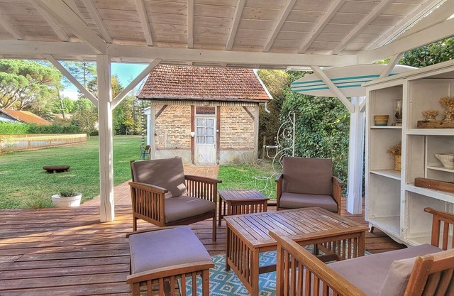 Charming house in Les Landes for 10 with swimming pool