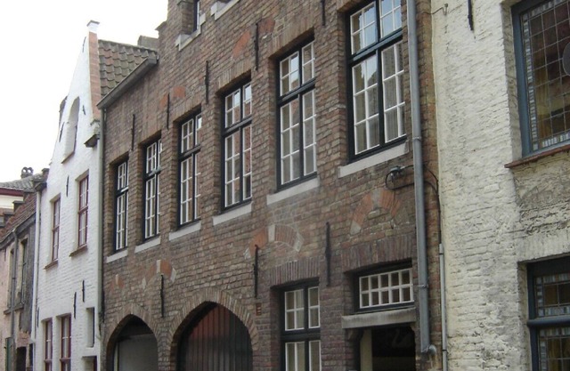 Charming house in the center of Bruges right along the green canals