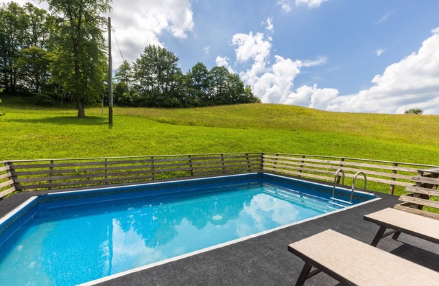 Charming house with a private swimming pool and hot tub in Hocking Hills.