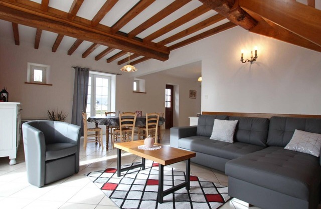 Charming House with Terrace, BBQ & Parking Near Historic Sites