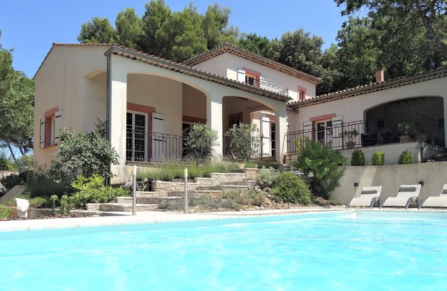 Charming house with pool area + outdoor kitchen