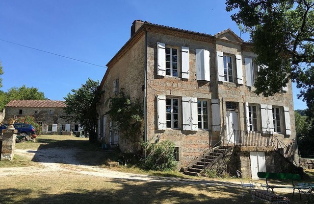 Charming house with private pool away from all commotion
